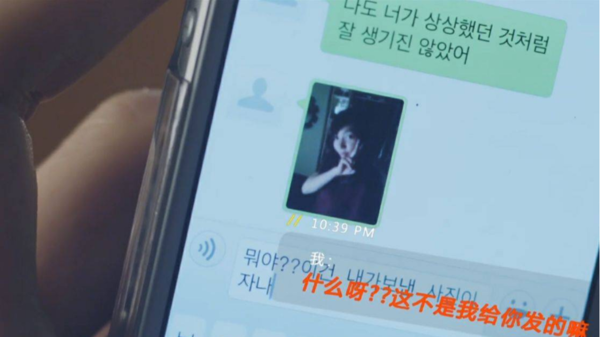 少女和网友交换自拍,当女孩把网友发来的照片放大,直接吓傻!